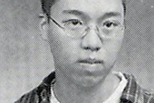 Na archívnej čierno-bielej snímke, ktorú poskytla škola v okrese Fairfax, je 23-ročný juhokórejský študent menom Čcho Sung-hu. Polícia ho 17. apríla 2007 identifikovala ako podozrivého páchateľa masakru na Technickej univerzite vo Virgínii.