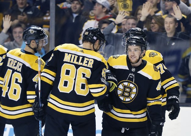 Matt Grzelcyk (vpravo) oslavuje svoj premiérový gól v NHL.