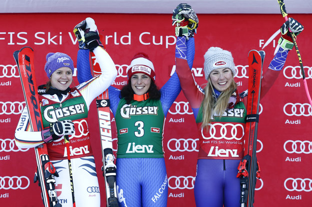 Zľava tretia Viktoria Rebensburgová, v strede víťazka Federica Brignoneová a vpravo tretia Mikaela Shiffrinová.