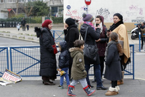 Ľudia pred škôlkou v Aubervilliers, kde došlo k útoku.