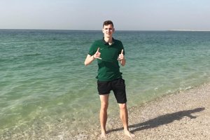Filip Balaj už pozdravuje z Emirátov v zelenom žilinskom tričku. 