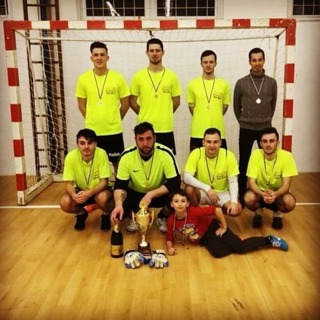 1. miesto - BHB Elán. Po základnej časti obsadili síce až šieste miesto, napokon po play-off zápasoch sa stali celkovými víťazmi Prašickej miniligy. Horný rad zľava: Róbert Rusňák, Marek Chrenko, Martin Kutiš a Marek Pavlovič. Dolný rad zľava: Andrej Paulovič, Jozef Glos, Roman Rybanský a Dávid Cikatricis. Dole ležiaci Dávid Paulovič. Na fotke chýbajú Dávid Chrenko a Matej Uhlár.   (zdroj: ARCHÍV MINILIGY)