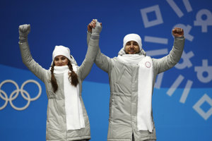 Alexander Krušelnický a Anastasia Bryzgalovová na stupni víťazov.