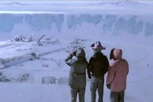 Záber z filmu Vec z roku 1982. Vedci na Antarktíde si z jeho pozerania urobili tradíciu.
