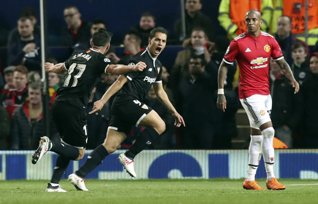 Wissam Ben Yedder (uprostred) rozhodol zápas s Manchestrom United.