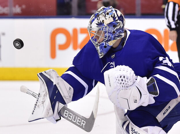 Brankár Toronta Frederik Andersen si pripísal 30 úspešných zákrokov.
