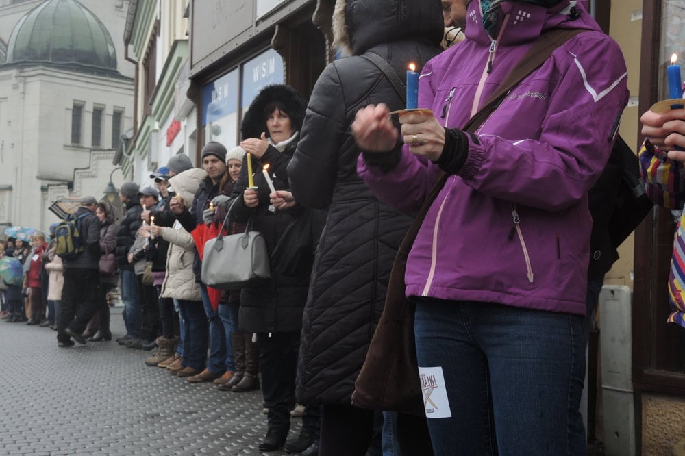 Živá reťaz na podporu učiteľov v Trenčíne.