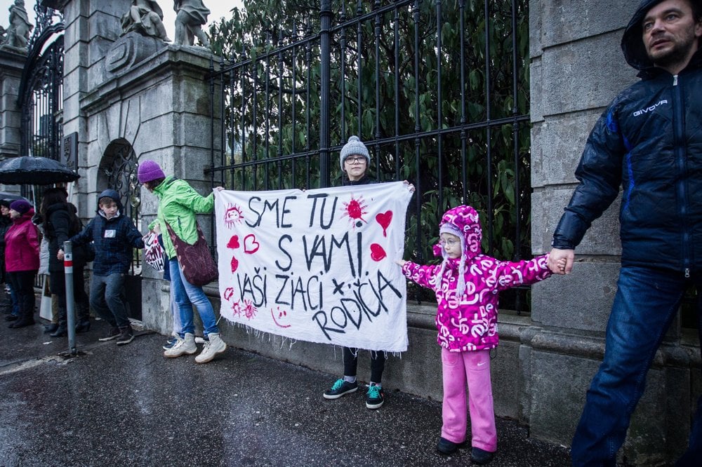 Živá reťaz na podporu učiteľov v Bratislave.
