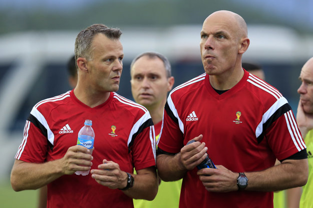 Björn Kuipers (vľavo) bude viesť finále Európskej ligy.