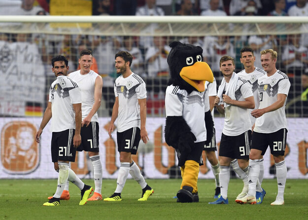 Futbalisti Nemecka opúšťajú trávnik po víťazstve nad Saudskou Arábiou.