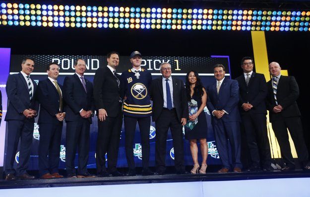 Rasmus Dahlin pózuje s organizáciou Sabres.