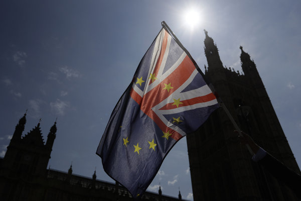 Britský minister Johnson varoval pred nekonečným a miernym brexitom