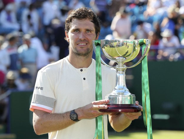 Mischa Zverev sa raduje zo zisku trofeje.