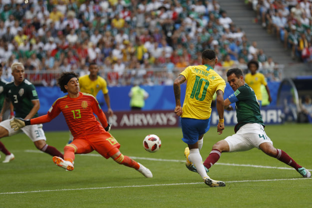 Mexický brankár Guillermo Ochoa zasahuje pri šanci Neymara.