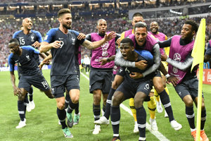 Francúzi sa radujú po góle Paula Pogbu na 3:1.