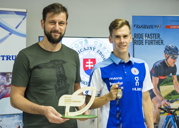 Richard Varga (vpravo) s fyzioterapeutom Petrom Hečkom.