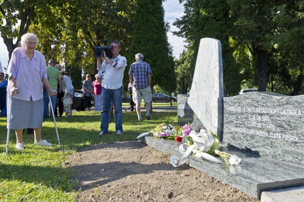 Pamätník obetiam katastrofy lietadla IL 18 OK-NAB z júla 1976. Na jeho odhalenie v roku 2014 prišla aj dobrovoľná zdravotníčka Valéria Gažíková, ktorá po havárii pomáhala počas záchranných prác.