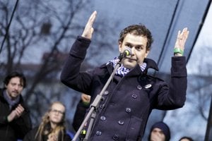 Protestné zhromaždenie Za slušné Slovensko na Námestí SNP v Bratislave v marci 2018. Na snímke herec Juraj Kemka.