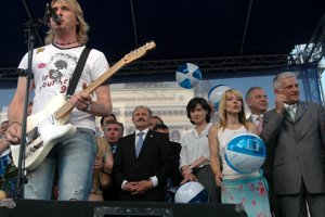 Mikuláš Dzurinda a spevák skupiny Gladiátor Miko Hladký v júni 2006 v Bratislave počas predvolebného mítingu SDKÚ-DS.