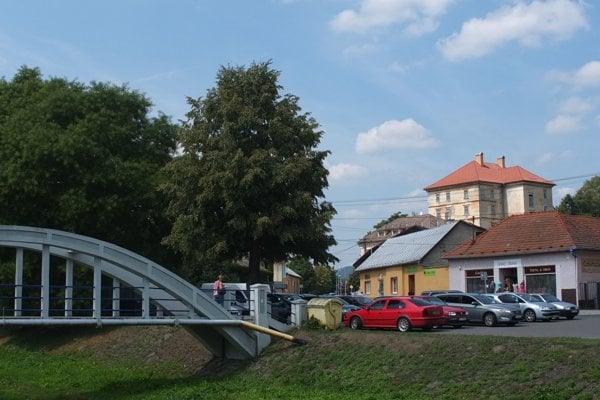 Horný kaštieľ (vpravo hore)vyčnieva nad mestom. 