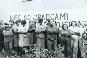 Preč so zradcami! Celozávodná schôdza pracovníkov Mostárne Brezno.