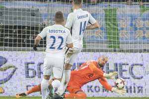 Milan Škrinar (uprostred) a Stanislav Lobotka (vľavo) boli medzi hráčmi, ktorých menoval bývalý tréner Slovenska Ján Kozák na štvrtkovej tlačovej konferencii.