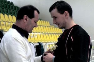 Michalovi Miakišovi (vpravo)odovzdáva cenu najlepšieho brankára L. Gadoši.
