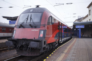 Nový vlak Railjet xpress na bratislavskej hlavnej stanici.