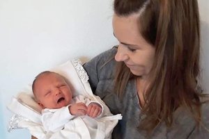Mama Eva Brodzianska s dcérou Evičkou, ktorá sa narodila v levickej nemocnici ako 1000. dieťa v tomto roku.