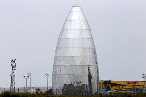 Fotografia špicu pripravovanej testovacej lode Starhopper v Boca Chica v Texase.