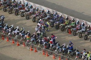 Účastníci v kategórii motocyklov počas slávnostného ceremoniálu pred štartom 1. etapy 41. ročníka Rely Dakar v Lime.