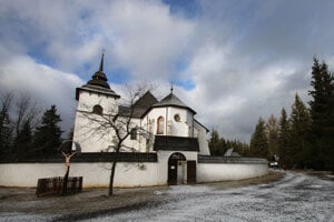 Replika kostola sv. Panny Márie v skanzene Pribylina.