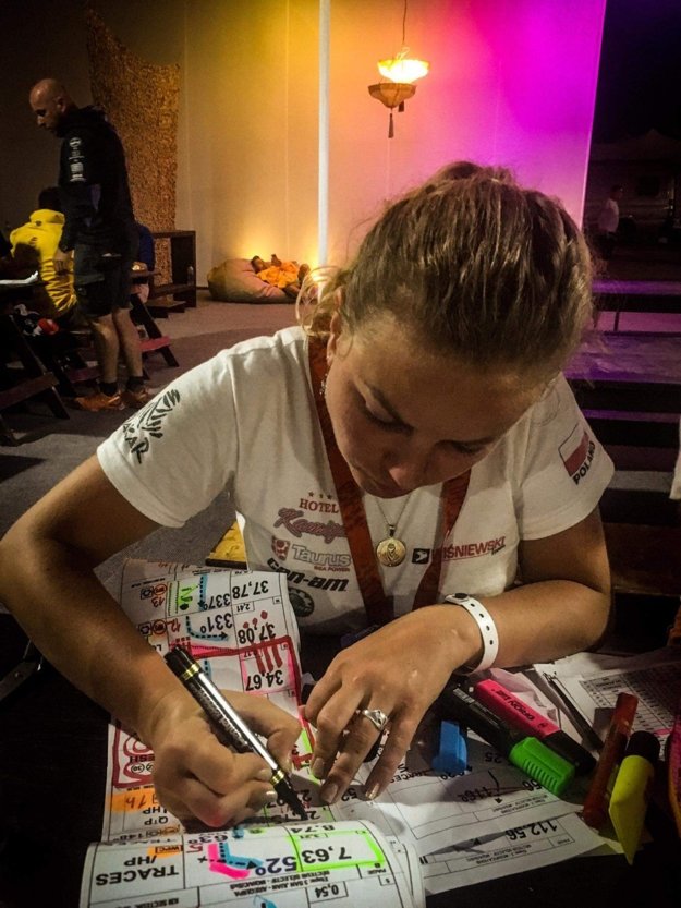 Daniela Ozanová značí roadbook.
