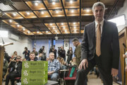 Béla Bugár odovzdal podpisy na prezidentskú kandidatúru.
