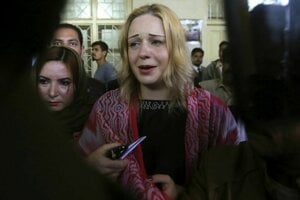 Češka Tereza Hlůšková plače počas odchodu zo súdu v pakistanskom Lahore.