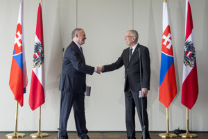 Prezident SR Andrej Kiska (vľavo) a prezident Rakúska Alexander Van der Bellen (vpravo) počas tlačovej konferencie.