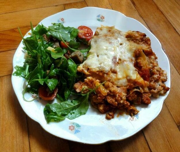 Lasagna with arugula salad