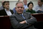 Chorvátsky expremiér Ivo Sanader sedí v súdnej sieni.