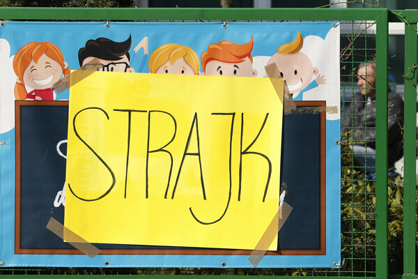 Poľskí učitelia štrajkujú pred ministerstvom školstva