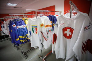 Sklad hokejových dresov na štadióne.