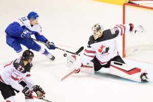 Adam Liška strieľa gól v zápase Slovensko - Kanada na MS v hokeji 2019.