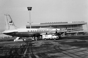 Československé aerolínie boli národne aerolínie Česko-slovenskej socialistickej republiky. Lietadlo stojí na Letisku Milana Rastislava Štefánika v Bratislave.