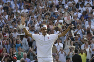 Roger Federer sa teší po víťazstve v zápase proti Japoncovi Keiovi Nišikorimu vo štvrťfinále dvojhry na grandslamovom tenisovom turnaji Wimbledon 2019.