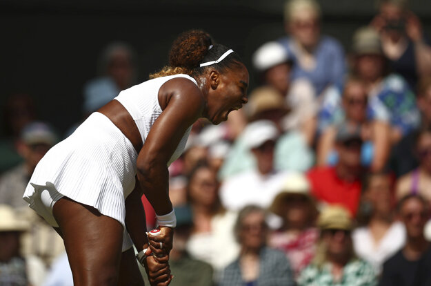 Serena Williamsová v semifinále Wimbledonu 2019 proti Barbore Strýcovej.