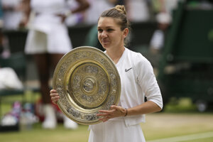 Simona Halepová pózuje s víťaznou trofejou.