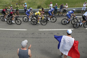 Fanúšikovia povzbudzujú cyklistov počas deviatej etapy na Tour de France 2019.