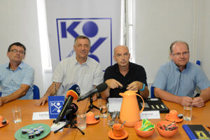 Podľa odborárov hrá U. S. Steel neférovú hru. Predák Juraj Varga (v čiernom) hovorí o nervozite medzi zamestnancami. 