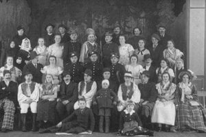 Divadelníci z obce v roku 1938.
