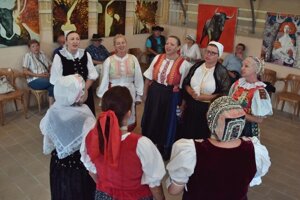 Symbolické koliesko počas vernisáži v miestnej synagóge.