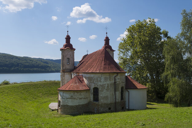 Kostol bývalej obce Kelča zatopenej priehradou Domaša.